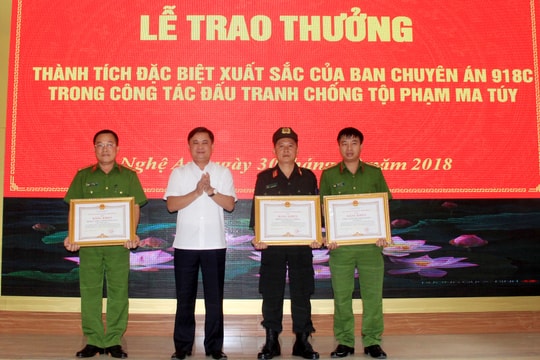 Bộ Công an khen thưởng Ban chuyên án triệt phá nhóm mua bán ma túy trong rừng ở Nghệ An