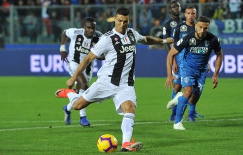 Ronaldo tự giành danh hiệu Quả bóng vàng thứ 6; MU chạy đua ký Tanguy Ndombele