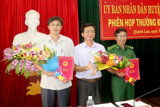 Trao quyết định bổ nhiệm lại hai cán bộ ở Quỳnh Lưu