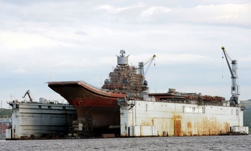 Tàu sân bay Nga hư hại khi ụ nổi bị chìm