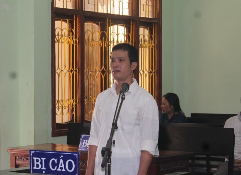 Con nghiện giấu ma túy trong mũ bảo hiểm bị lãnh án