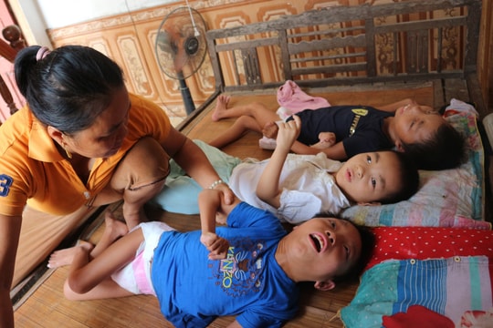 Xót thương gia đình có 4 đứa con bại não