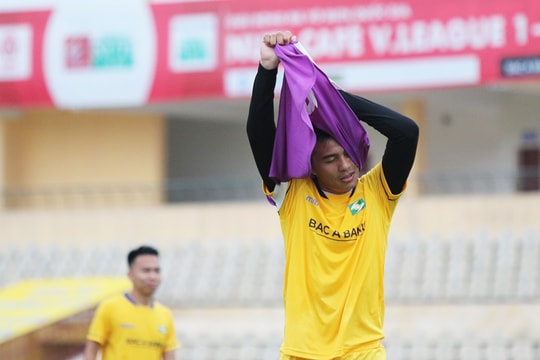 Trung vệ SLNA Mạnh Hùng: Đáng tiếc cho một tài năng