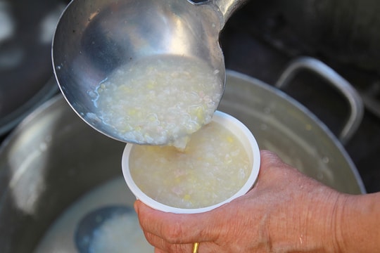 Ấm lòng những suất cháo sẻ chia cùng bệnh nhân chạy thận