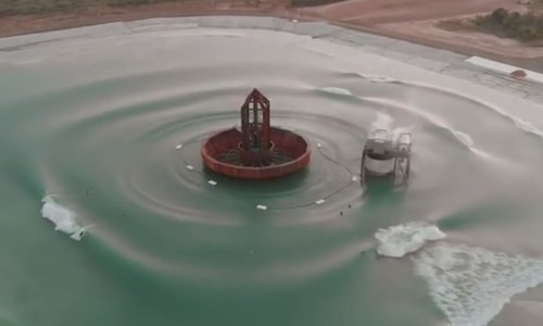 Cỗ máy tạo 2.400 cơn sóng trong một tiếng