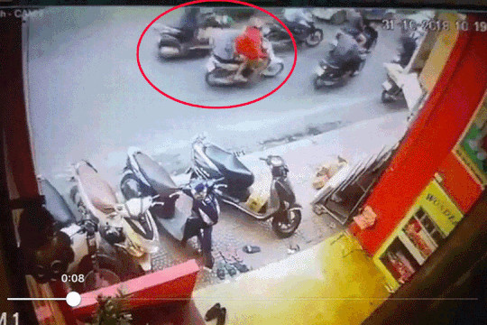 Đang đi xe máy bỗng bị đạp ngã dúi dụi