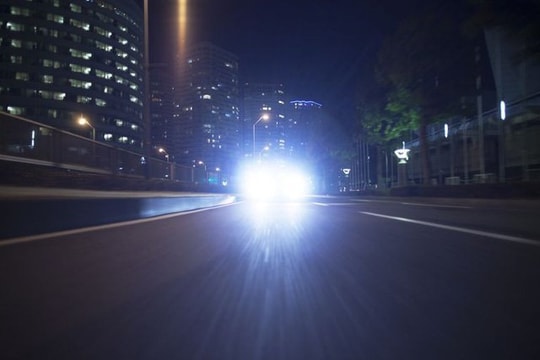 Dùng đèn chiếu xa ô tô, xe máy như thế nào cho đúng?