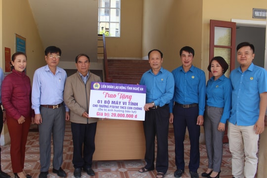 Hoạt động hỗ trợ học sinh nghèo ở các địa phương