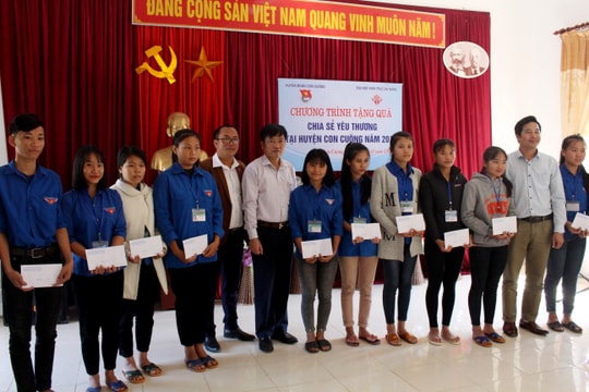 Khởi công nhà tình nghĩa, trao học bổng cho học sinh nghèo vượt khó