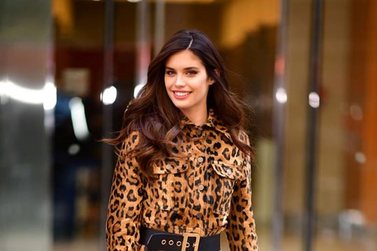 Người đẹp Việt lăng xê họa tiết da báo hot nhất mùa thu đông 2018