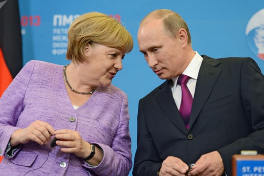 Bà Merkel bị buộc tội “phản bội” vì…mỉm cười với Putin