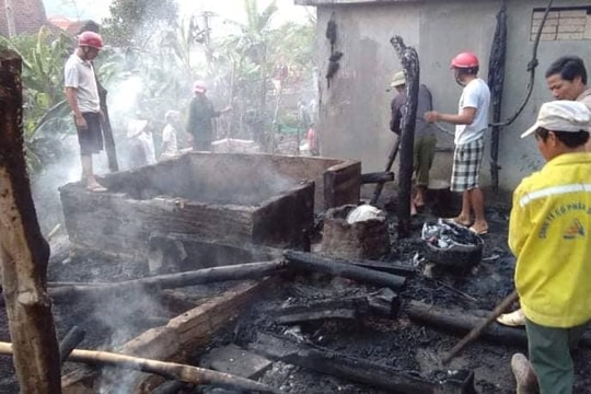 Bất lực nhìn nhà sàn của đôi vợ chồng già bị thiêu rụi