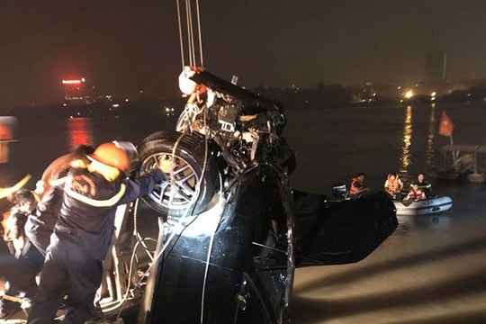 Tìm thấy ô tô rơi xuống sông Hồng, 2 người trong xe tử vong