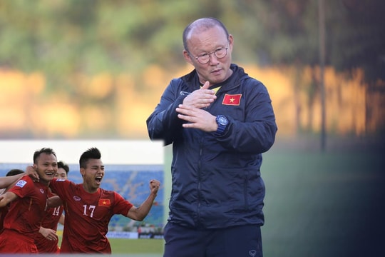 HLV Park Hang-seo tâm đắc khi để Trọng Hoàng, Văn Đức đá hậu vệ phải