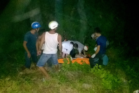 Nghệ An: Xe máy lao xuống mương, 3 người thương vong