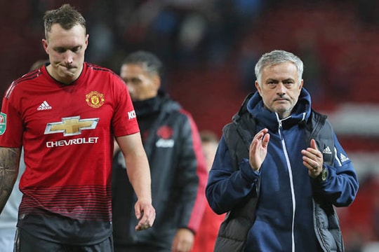 HLV Sarri đi vào lịch sử Ngoại hạng Anh; Phil Jones rời Old Trafford vào tháng Giêng
