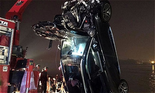 Cô gái 21 tuổi là người cầm lái chiếc Mercedes rơi xuống sông Hồng