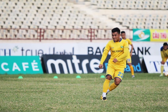 Cầu thủ đầu tiên được SLNA gia hạn hợp đồng sau V.League 2018