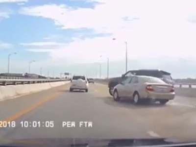 Bài học cho tài xế hung hăng chen làn “cướp đường“