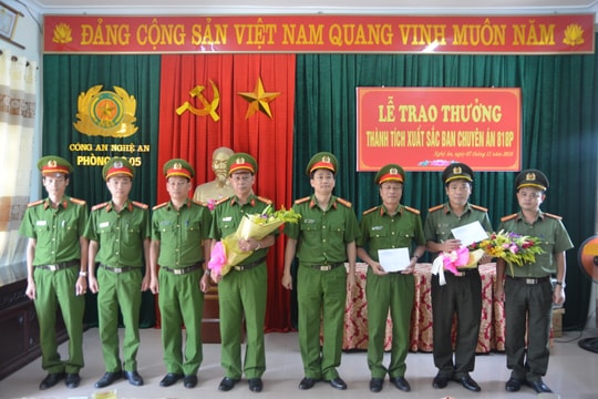 Trao thưởng ban chuyên án bắt gần 4 tạ pháo từ Kon Tum về Nghệ An tiêu thụ