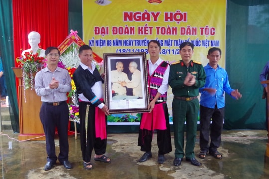 Đồng bào Mông vui Ngày hội đại đoàn kết