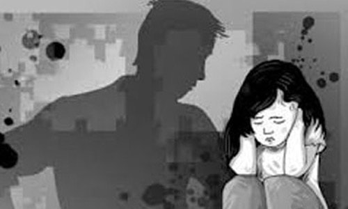 Gã hàng xóm vờ đau bụng để dụ bé gái vào giường xoa bóp