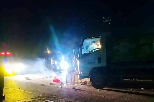 Ô tô tải cuốn xe máy vào gầm khi nhá nhem tối, 3 người tử vong