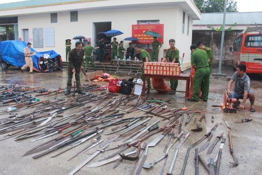 Tiêu hủy 116 kg thuốc pháo, pháo nổ và dao kiếm các loại