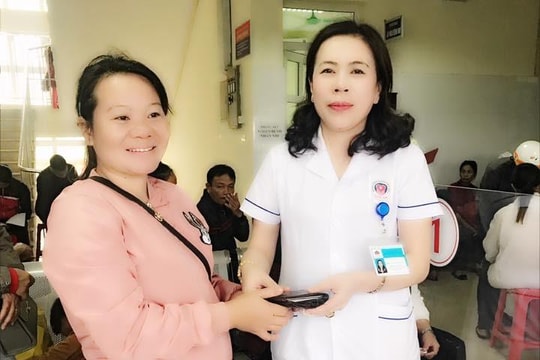 Nhặt được ví tiền khi đi khám bệnh, người phụ nữ trả lại người đánh rơi