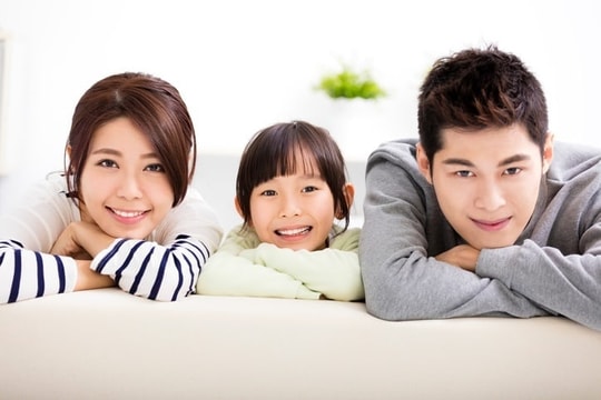 Vợ chồng nên quan tâm nhau nhiều hơn con?