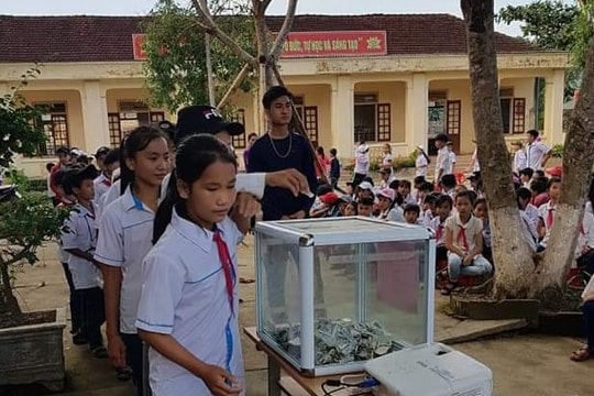 Trao 46 triệu đồng cho học sinh bị mắc bệnh chảy máu khoang dưới nhện ở Quỳ Châu