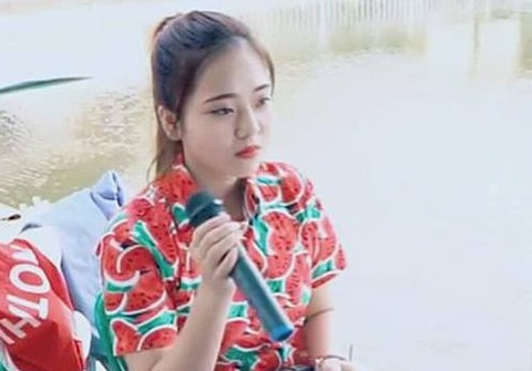 9X ngồi vỉa hè hát dân ca xứ Nghệ hay như ca sĩ