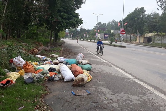Rác tràn lan trên con đường lịch sử đoạn qua Tân Kỳ