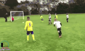 Bố xô ngã con trai để cứu bàn thua