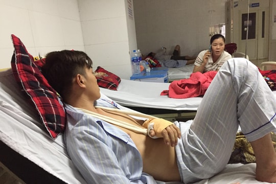 Xô xát sau va chạm giao thông, lái xe ô tô bị chém đứt gân, động mạch