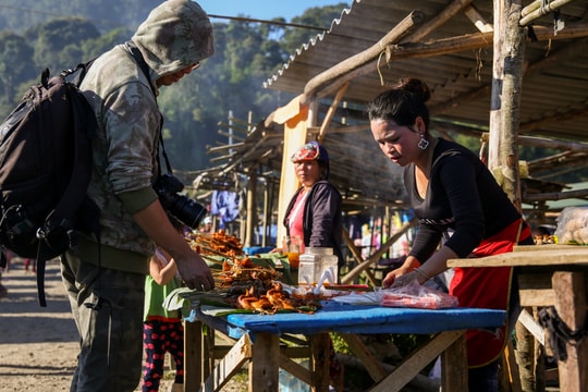 Đi chợ phiên xuyên quốc gia ở huyện vùng cao xa nhất Nghệ An
