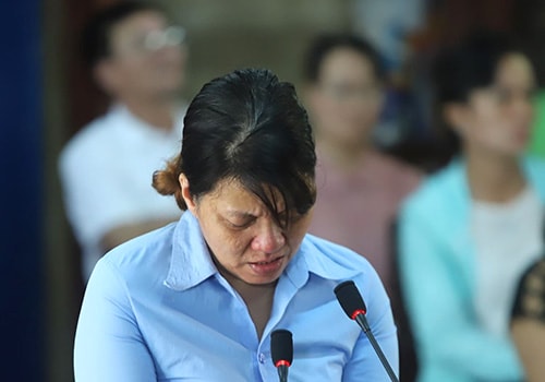 Bảo mẫu hành hạ nhiều trẻ lĩnh 2 năm tù