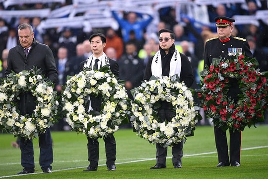 Biển người tham gia lễ tưởng niệm cố Chủ tịch của Leicester