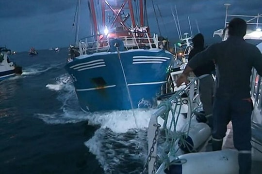 Anh - EU căng thẳng vì quyền đánh cá; Vẫn còn nhiều căn cứ tên lửa bí mật ở Triều Tiên?