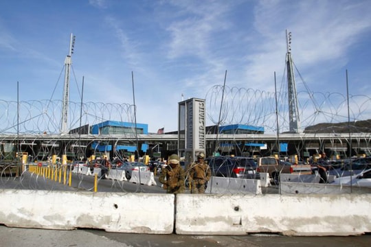 Thế giới 24/7: Mỹ tăng cường ngăn dòng người di cư; Sóng gió trên chính trường Anh