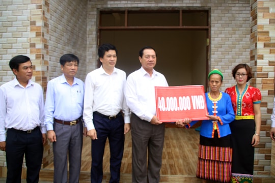 Phó Chủ tịch UBND tỉnh Lê Minh Thông dự ngày hội đại đoàn kết tại Con Cuông