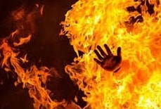 Chồng bất ngờ tưới xăng lên người vợ, châm lửa đốt