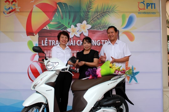 Khách hàng tại Nghệ An trúng thưởng Xe máy Honda Vision của Bảo hiểm Bưu điện