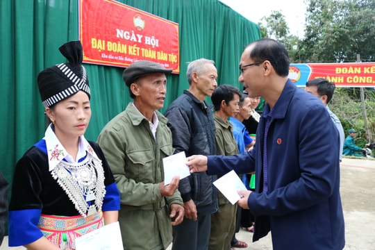 Đồng bào Mông Kỳ Sơn vui hội đại đoàn kết