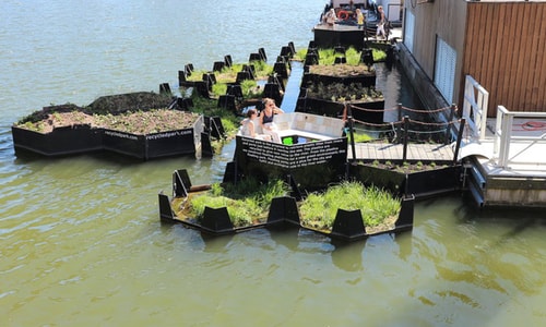 Công viên nổi làm từ rác thải tái chế