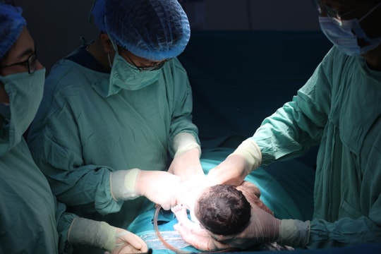 Bé trai chào đời cùng khối u lớn của người mẹ 42 tuổi ở Nghệ An