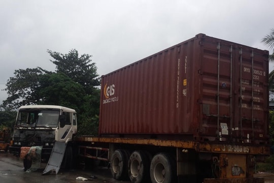 Va chạm xe tải, xe container hư hỏng nặng