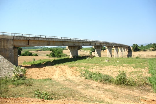Cầu trăm tỷ ở Nghệ An xây xong nhưng thiếu đường lên