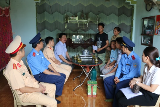 Ban ATGT tỉnh chia sẻ nỗi đau với gia đình 5 nạn nhân TNGT ở Tân Kỳ