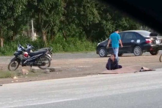 Xe tải va chạm với xe máy đi cùng chiều, 2 người thương vong